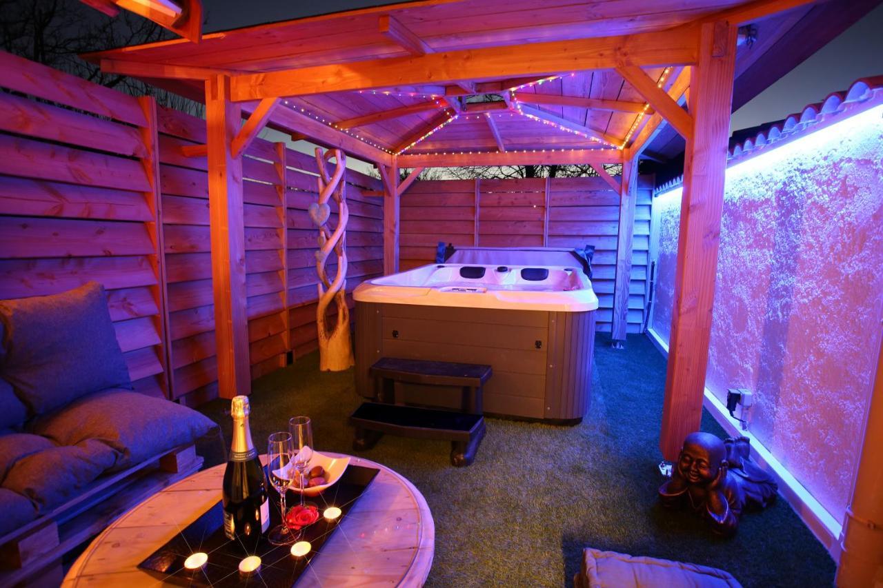 Lovina Chambre De Charme Avec Jaccuzi Velaux Εξωτερικό φωτογραφία