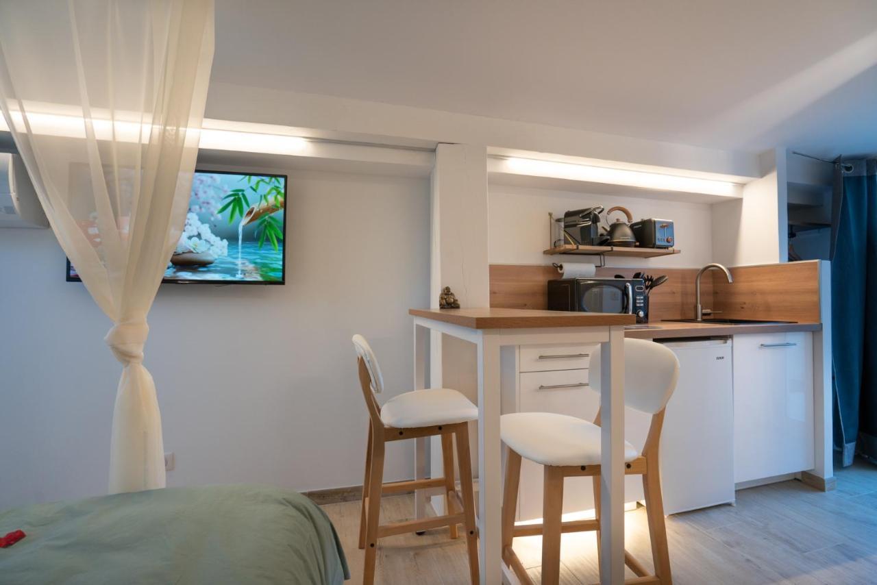 Lovina Chambre De Charme Avec Jaccuzi Velaux Εξωτερικό φωτογραφία